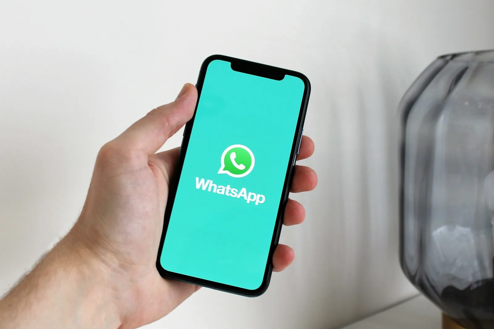 WhatsApp Business App vs API Oficial: Qual Faz Sentido em 2026